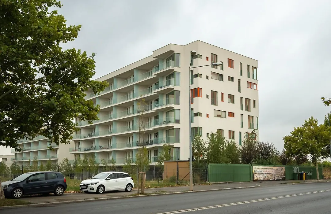 Roots One - Lakeview Escape With Balcony & Parking-1