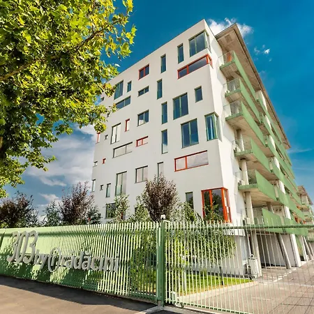 Roots One - Lakeview Escape With Balcony & Parking-3